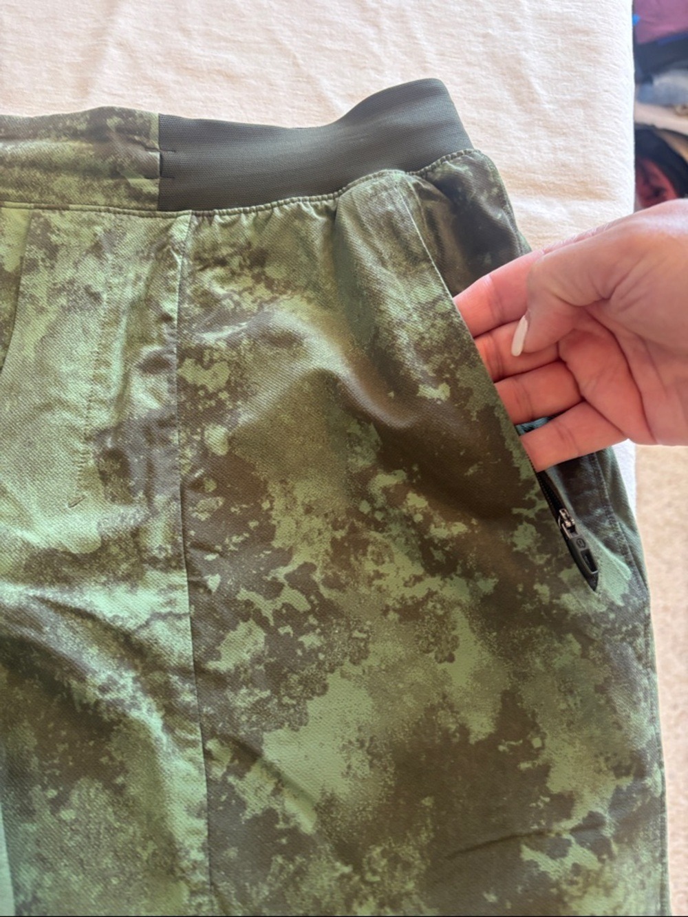 Lululemon Men's License to Train Linerless Shorts 7" Green Smoke Print - Medium - Picture 4 of 8